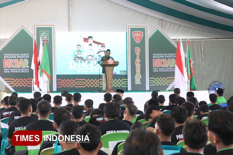 Ketua DPC PKB Kabupaten Probolinggo, Fahmi AHZ, berbicara di hadapan ratusan peserta Dikbar yang digelar di halaman kampus UNUJA Probolinggo (Foto: Iqbal/TIMES Indonesia)