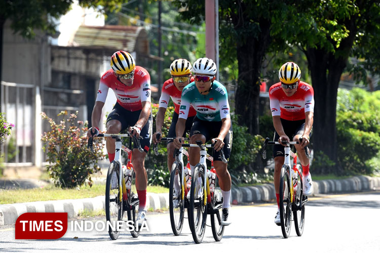 Foto peserta Tour de Banyuwangi Ijen sedang menjajal rute perlombaan. (FOTO: Humas Pemkab for TIMES Indonesia)