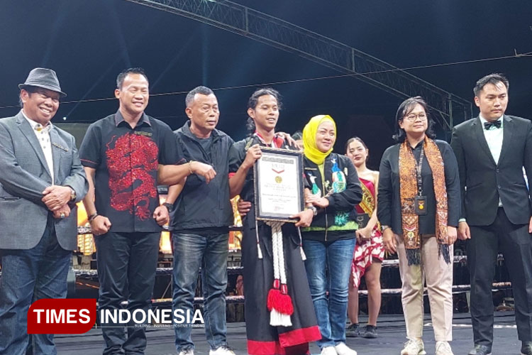 Gibran Cahyaning Pangeran (tengah membawa piagam) mencatatkan namanya dalam rekor MURI sebagai promotor tinju termuda di Indonesia. (Foto:Marhaban/TIMES Indonesia)