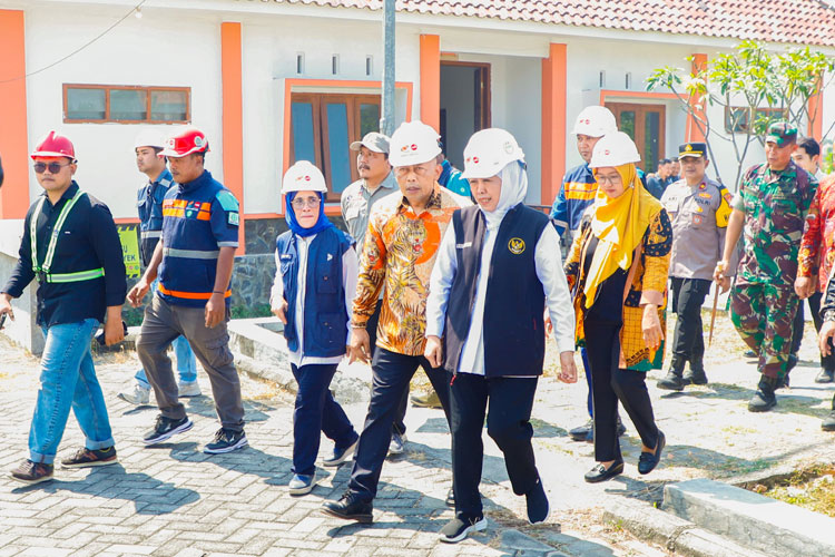 Gubernur Khofifah saat meninjau Sekolah Rakyat (SR) Terintegrasi 5 di Jalan Trunojoyo, Kelurahan Tambakbayan, Kabupaten Ponorogo, Sabtu (26/7/2025).(Dok Humas Pemprov Jatim)