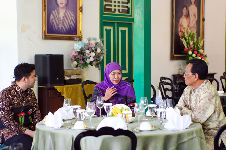 Gubernur Khofifah bersama Wagub Emil saat bertemu Sri Sultan Hamengku Buwono X di Kraton Kilen, Yogyakarta, Minggu (27/7/2025).(Foto: Dok.Humas Pemprov Jatim)