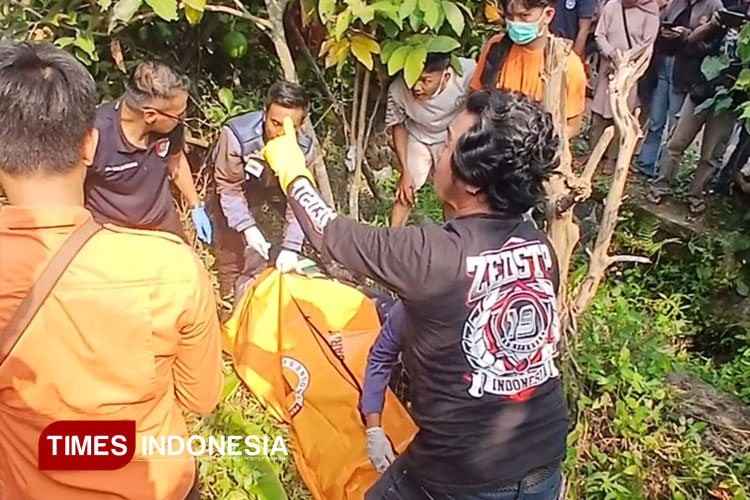 Jasad korban tertemper KA Kutojaya Selatan di Kota Banjar di evakuasi. (Foto: Susi/TIMES Indonesia)
