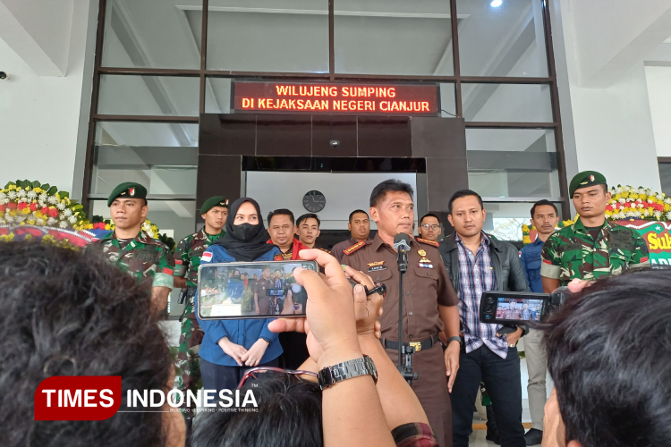Konferensi pers Kejari Cianjur saat menetapkan mantan Kadishub Cianjur DG dan konsultan perencana MIH sebagai tersangka. (FOTO: Wan/TIMES Indonesia)