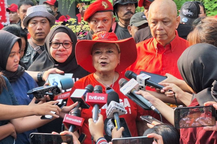 Ketua DPP PDIP Ribka Tjiptaning memberikan keterangan kepada wartawan di kantor pusat DPP PDIP, Jakarta Pusat, Minggu (27/7/2025). (ANTARA/Fianda Sjofjan Rassat)