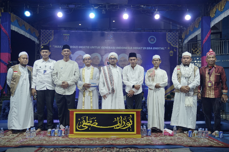 Para ulama dan perwakilan Kemkomdigi berfoto bersama usai acara sosialisasi MBG dan PP Tunas yang digelar di Masjid Ar-Rahmah, Sawangan Baru, Kota Depok, Jawa Barat. (Foto: dok Kemkomdigi)
