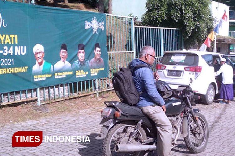 H. Sifaul Janan saat menyambangi warga kurang mampu dan menyerahkan zakat di Desa Kalikuning, Kecamatan Tulakan saat masih hidup. (FOTO: Yusuf Arifai/TIMES Indonesia)