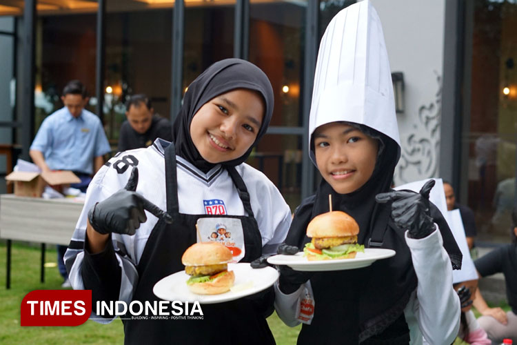 Peserta My Little Chef Vol.2 – Burger Making Kokoon Hotel Banyuwangi. (Foto: Fazar Dimas/TIMES Indonesia).