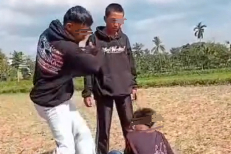 Video penganiayaan terhadap remaja di Kabupaten Bondowoso viral di media sosial (FOTO: Tangkapan layar video)