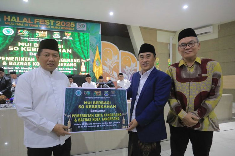 Sekda Kota Tangerang Herman Suwarman (kiri) menyerahkan secara simbolis donasi bagi Palestina kepada Ketua MUI Kota Tangerang KH Baijuri Khatib (tengah) dan disaksikan Wakil Ketua Baznas Kota Tangerang Danni Budianto Saragih (kanan) di Gedung MUI.