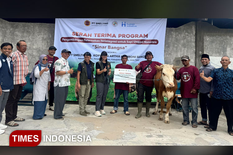 Serah terima program berupa sapi dari PT Smelting kepada peternak mitra binaan BNPT di Kecamatan Turen Kabupaten Malang (Foto: Akmal/TIMES Indonesia).