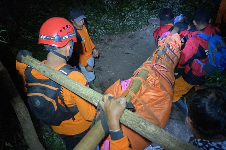 Tim SAR gabungan membawa turun korban meninggal saat mendaki Gunung Slamet melalui jalur Bambangan, Purbalingga, Jawa Tengah. (FOTO: Humas Basarnas Cilacap)