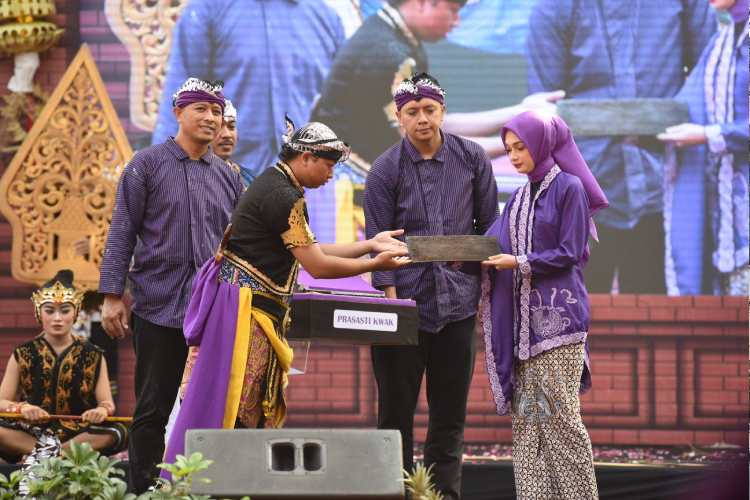 Wali Kota Kediri saat terima prasasti kuwak. (Foto: Diskominfo Kota Kediri)