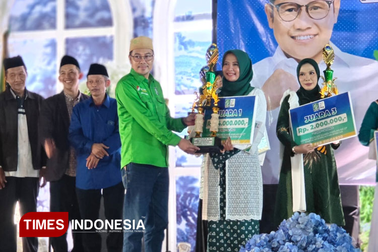 Ketua DPC PKB Sidoarjo Abdillah Nasih saat memberikan hadiah kepada pemenang festival paduan suara dari PAC PKB Tulangan (FOTO: Syaiful Bahri/TIMES Indonesia)