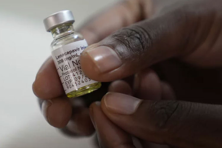 Petugas medis memegang ampul lenacapavir, obat suntik untuk penderita HIV. (Foto: AP)