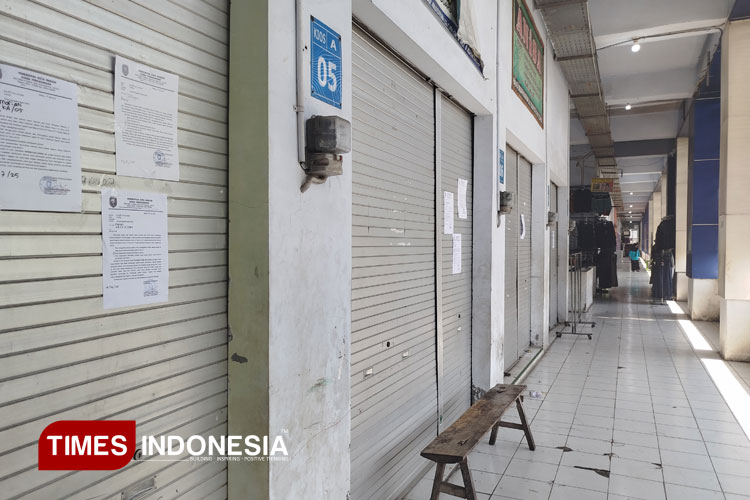Paguyuban pedagang pasar se-Kota Madiun menuntut SP yang ditempel di kios-kios dicabut. (Foto: Yupi Apridayani/TIMES Indonesia)