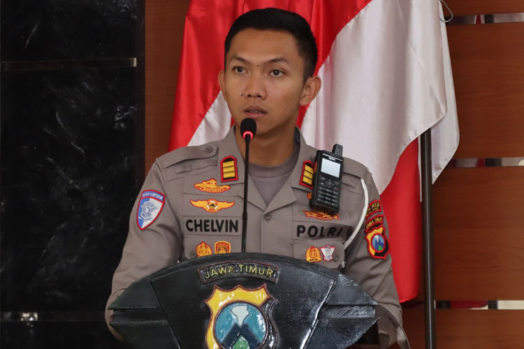 Kasatlantas Polres Malang AKP Muhammad Alif Chelvin Arliska, menyampaikan laporan dan evaluasi Operasi Patuh Semeru 2025, di Polres Malang, Senin (28/7/2025). (Foto: Humas Polres)