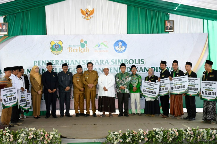 Bupati Bondowoso Serahkan Dana Pendidikan Diniyah dan Guru Swasta