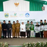 Bupati Bondowoso Serahkan Dana Pendidikan Diniyah dan Guru Swasta