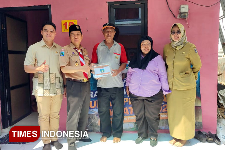 Anggota Komisi E DPRD Jatim Cahyo Haryo Prakoso saat meninjau hasil program RTLH Pramuka di Dukuh Kupang Surabaya, Senin (28/7/2025).(Foto : Lely Yuana/TIMES Indonesia)