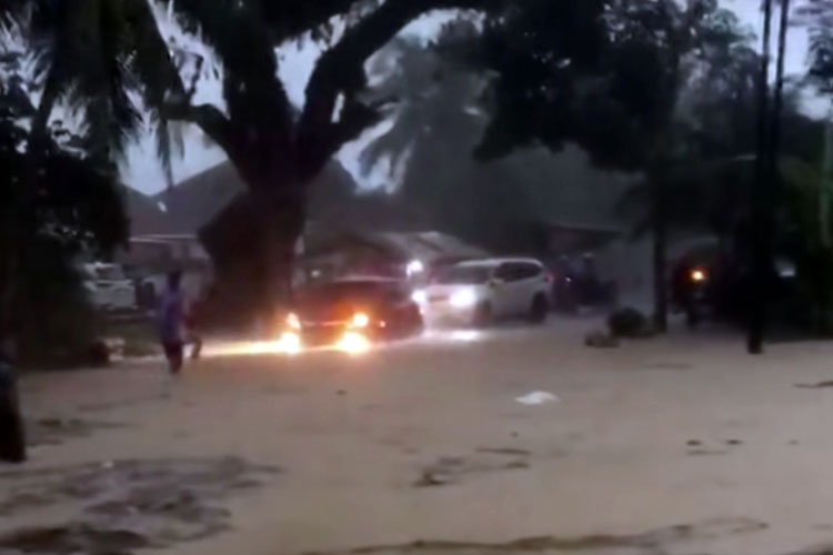 Foto: Banjir di jalan nasional Sindangbarang Cianjur. (FOTO: Tangkapan layar video amatir warga)