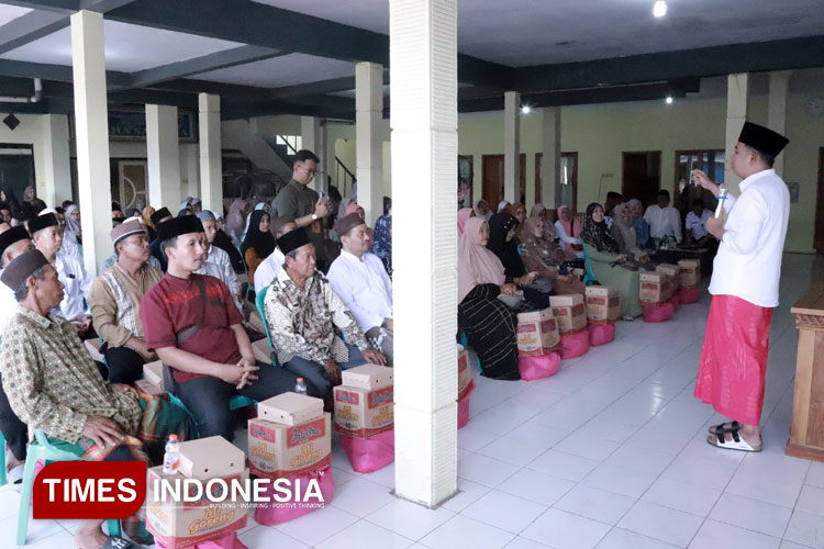 Bupati Jember Muhammad Fawait saat silaturahmi dengan guru ngaji di balai desa Tegalsari, kecamatan Ambulu. (Foto : M. Abdul Basid / TIMES Indonesia)
