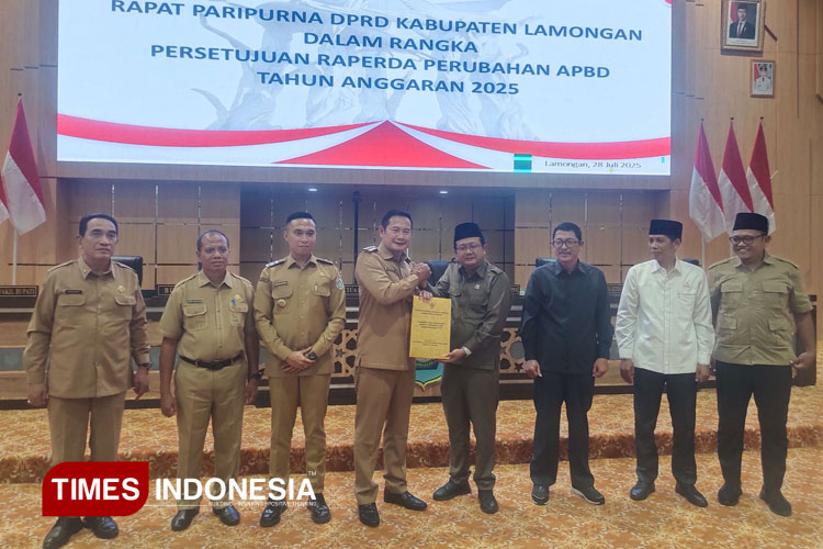Ketua DPRD Lamongan Mukhammad Freddy Wahyudi menyerahkan Raperda PAPBD 2025 setelah dilakukan penandatanganan Nota Kesepakatan dalam Rapat Paripurna, Senin (28/7/2025). (Foto : Moch. Nuril Huda/TIMES Indonesia)