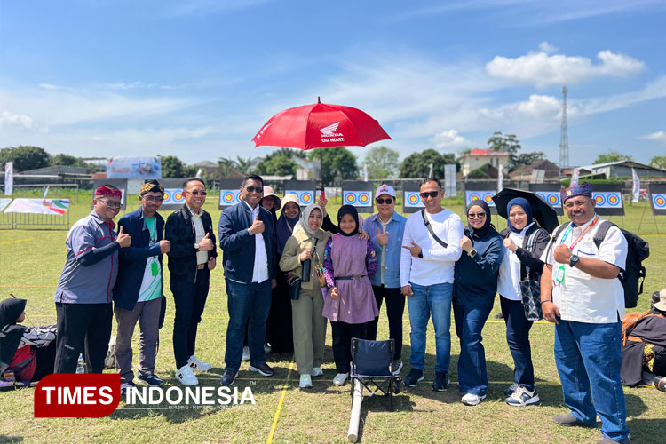 Wali Kota Mojokerto, Ika Puspitasari bersama para atlet Kota Mojokerto yang akan berlaga di FORNAS VIII 2025 NTB, Senin (28/7/2025) (Dok. TIMES Indonesia)