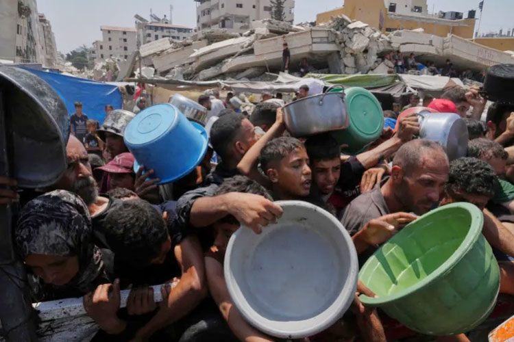 Warga Palestina berebut mendapatkan bantuan makanan di dapur umum di Kota Gaza. Organisasi Kesehatan Dunia (WHO) pekan lalu juga memperingatkan lebih dari 20 persen ibu hamil dan menyusui mengalami gizi buruk. (foto: Abdel Kareem Hana/AP)
