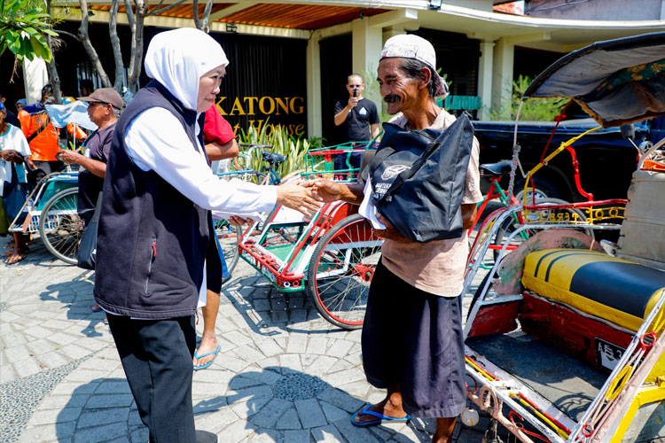 Gubernur Khofifah saat membagikan bantuan sosial kepada masyarakat.(Dok.Humas Pemprov Jatim)