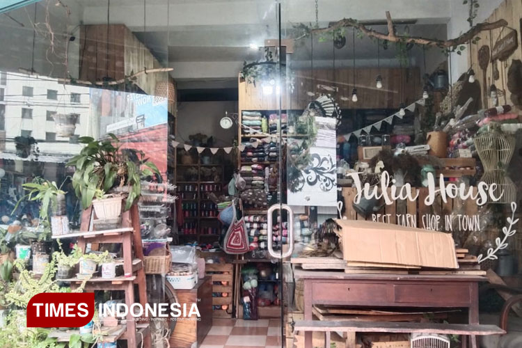 Bagian depan Julia House yang estetik dan menarik perhatian. (FOTO: Putri Elvina Revalinda/TIMES Indonesia)