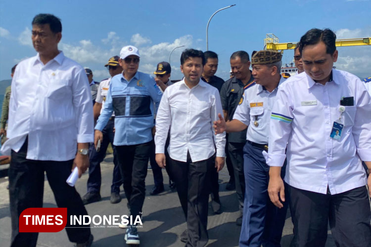 Wagub Jatim Emil Dardak saat meninjau pelayanan Pelabuhan Ketapang Banyuwangi. (FOTO: Dokumentasi TIMES Indonesia)