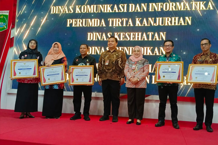Pimpinan OPD Pemkab Malang yang meraih 5 besar penilaian Innovative Government Award (IGA) 2024, setelah menerima piagam penghargaan dari Asisten Administrasi Umum Setdakab Malang, kemarin. (Foto: Prokopim)