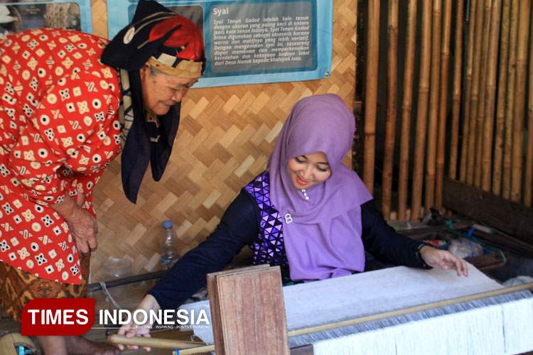 Persit Kodim 0617 Majalengka tinjau sentra tenun Gadod. (FOTO: Jaja Sumarja/TIMES Indonesia)