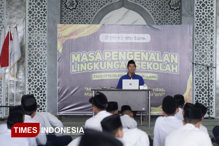 Peserta MPLS menyimak materi yang diberikan Bapak Kepala Sekolah. (FOTO: AJP TIMES Indonesia)