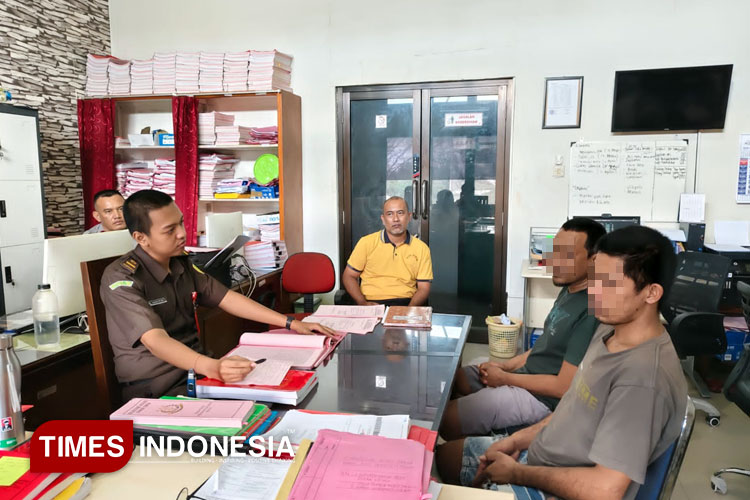 Dua pencurian ternak kuda yang diserah Polsek Pahunga Lodu ke Kejari Sumba Timur. (FOTO: Habibudin/TIMES Indonesia)