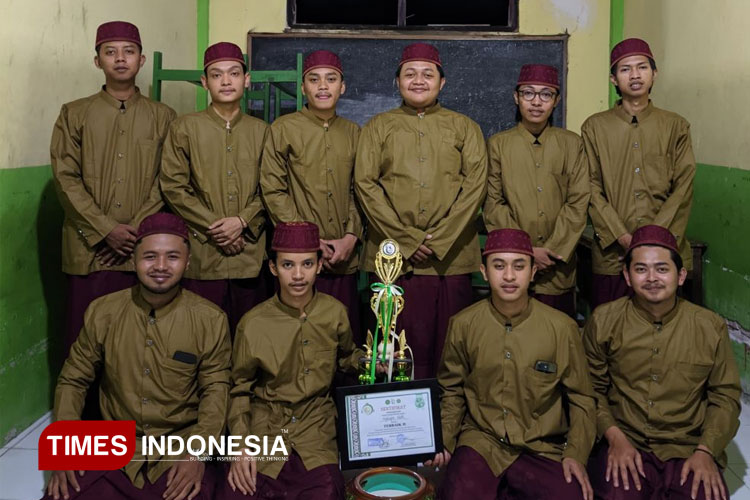 Tim Syauqon Ilaih Putra UKM Seni Islami Unisma Malang meraih Juara II dalam ajang Festival Al-Banjari Se-Jawa Raya yang diselenggarakan di Pondok Pesantren Al Falah Mudal, Pamotan. (FOTO: AJP TIMES Indonesia)