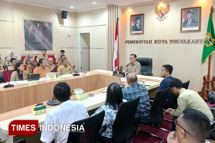Wali Kota Yogyakarta, Hasto Wardoyo dalam jumpa pers di Balai Kota, Senin (28/7/2025). (FOTO: Soni H/TIMES Indonesia)