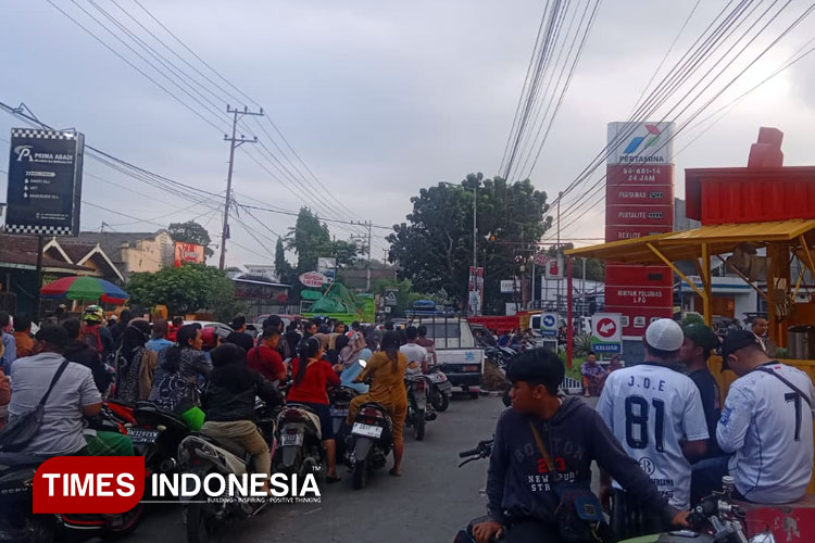 Warga yang sedang antri disalah satu SPBU di Jember. (Foto : M. Abdul Basid / TIMES Indonesia)