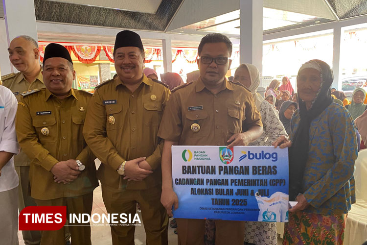 Pemkab Jombang Salurkan Bantuan 2.200 Ton Beras untuk Masyarakat