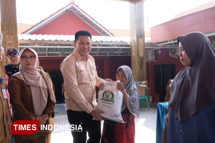 Bupati Sidoarjo Subandi Pastikan Bantuan Pangan Beras Tepat Sasaran dan Layak Konsumsi