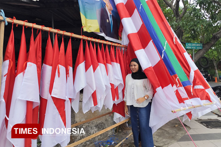 Marsela Febriani (20) pada saat menjual umbul-umbul dan bendera merah putih di jln. HOS Cokroaminoto, Kecamatan Magersari, Kota Mojokerto, Senin (28/7/2025) (Foto: Theo/TIMES Indonesia)