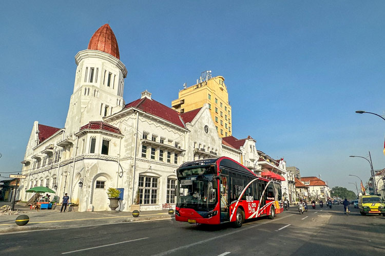 Ilustrasi Bus Suroboyo saat beroperasi di Kota Lama Surabaya. (Foto: Pemkot Surabaya)