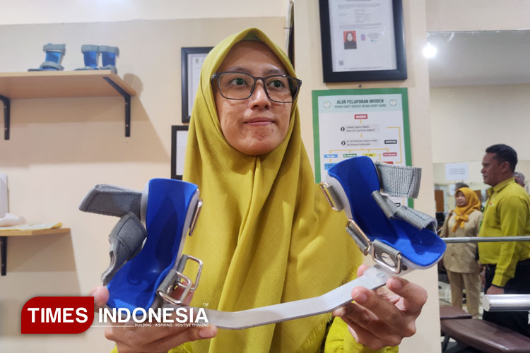 Seorang petugas dari RSOP Ciamis saat menunjukkan alat bantu untuk disabilitas daksa di RSOP Ciamis, Senin (28/7/2025) (FOTO: Harniwan Obech/TIMES Indonedia)
