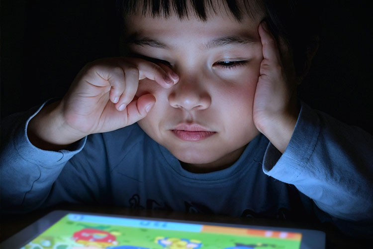 Ilustrasi screen time pada anak. (Foto: Freepik)