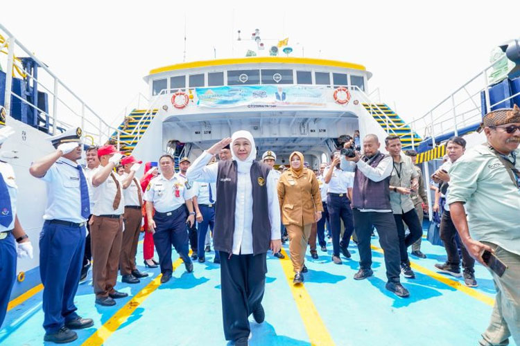 Gubernur Jatim Minta Menhub Tambah Kapal dan Aktivasi Pelabuhan Jangkar untuk Atasi Antrean Ketapang