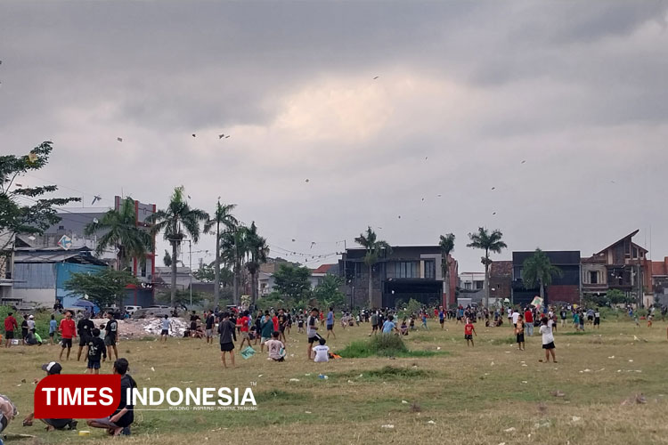 Layang-Layang Kembali Ngetren, Jadi Hiburan Lintas Generasi di Malang