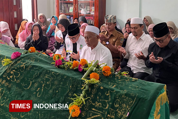 Bupati Banyuwangi, Ipuk Fiestiandani, bersama sang suami, Abdullah Azwar Anas, saat mendoakan Nyai Hj Masadah Basyiruddin, istri mendiang KH. Zarkasyi Djunaidi. (FOTO: Dokumentasi TIMES Indonesia)