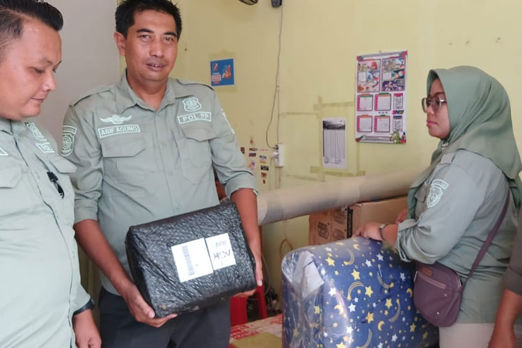 Satpol PP Pacitan bersama penegakan hukum terkait melakukan operasi rokok ilegal beberapa waktu lalu (Foto: Widi For TIMES Indonesia)