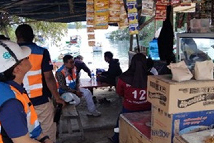 Petugas Pelindo Waingapu saat mendatangi PKL untuk merelokasikan kelokasi baru yang disiapkan.(FOTO:Habibudin/TIMES Indonesia)