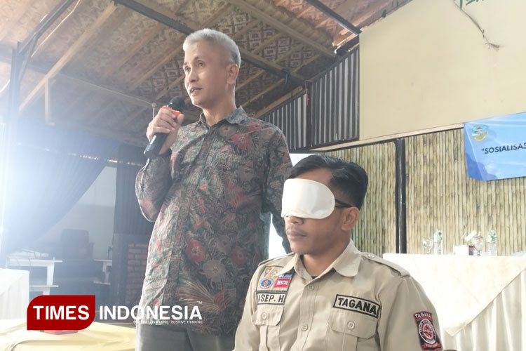 Pegiat sosial dari Papeditas Aris Rahman, M.Pd, dan anggota Tagana saat mempraktekten penanganan bencana bagi disabilitas netra, beberapa waktu yang lalu. (FOTO: Harniwan Obech/TIMES Indonesia)